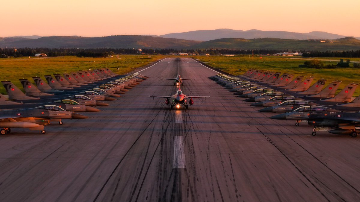tcsavunma's tweet photo. ✈️ Kanatlarımız hazır, rotamız daima vatan!🇹🇷

#MillîSavunmaBakanlığı 
#GününFotoğrafı 📸 https://t.co/WjChawwGot