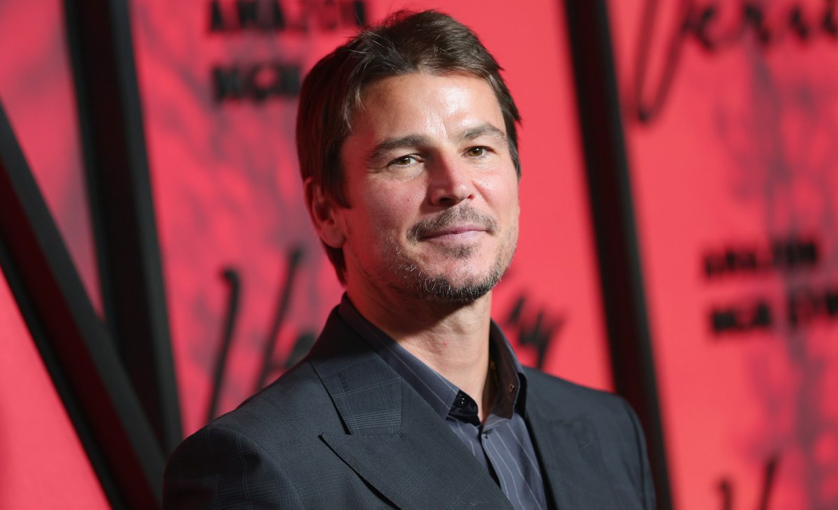 celeb124's tweet photo. Josh Hartnett hit the Verity premiere at AMC Lincoln Square in New York City in a dark windowpane double-breasted suit over a pinstriped open-collar shirt. He kept the Amazon MGM carpet look sharp and low-key with a watch and black dress shoes. https://t.co/WtMafQzc6K