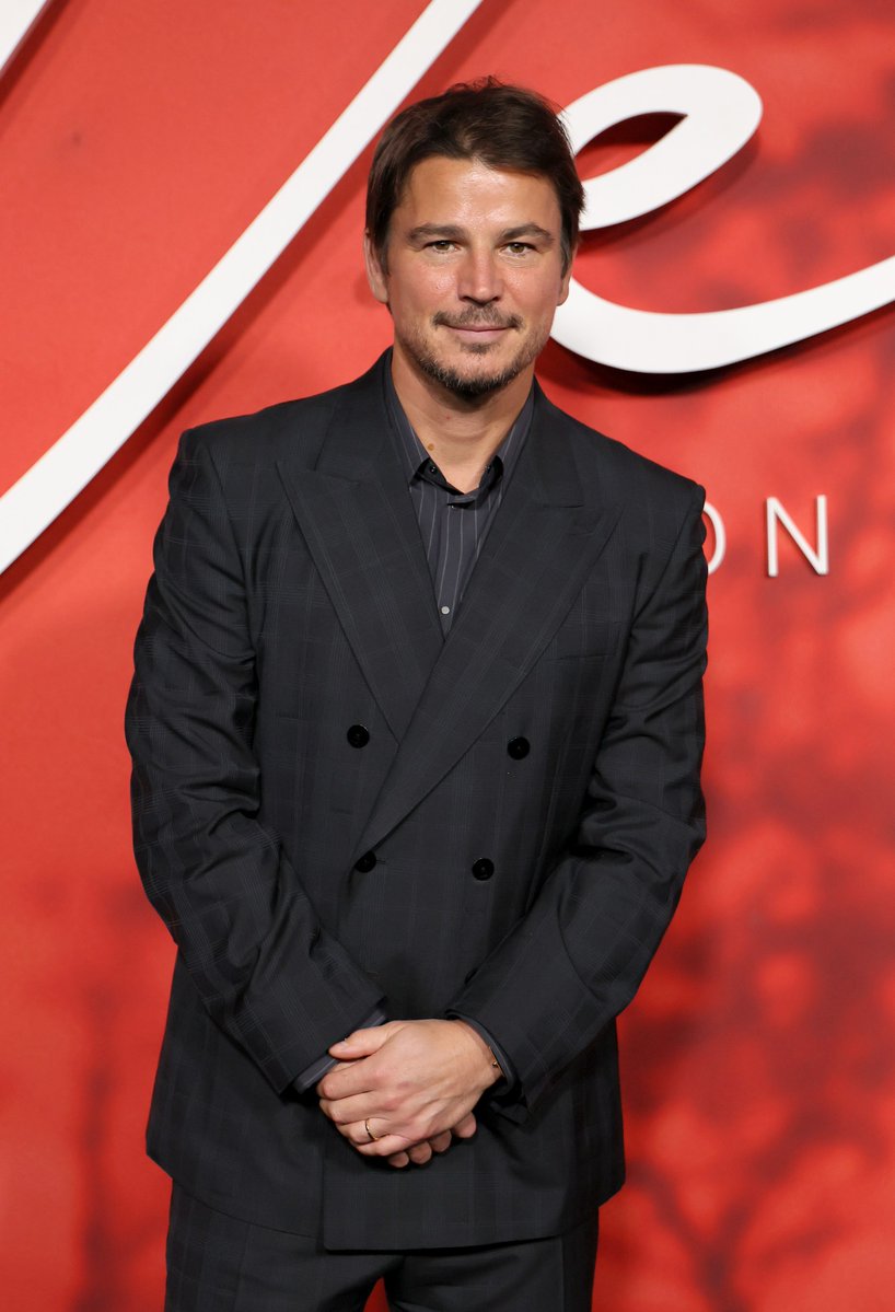 celeb124's tweet photo. Josh Hartnett hit the Verity premiere at AMC Lincoln Square in New York City in a dark windowpane double-breasted suit over a pinstriped open-collar shirt. He kept the Amazon MGM carpet look sharp and low-key with a watch and black dress shoes. https://t.co/WtMafQzc6K