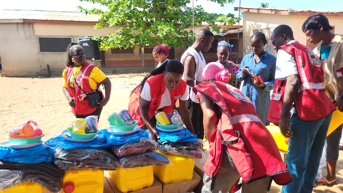 ghanaredcross's tweet photo. Relief distribution in Huime Agordome is underway today. Our teams and volunteers are on the ground delivering aid to those who need it most. 
#GhanaRedCross #HuimeAgordome #HumanitarianAid #RedCrossInAction

@IFRCAfrica
@IFRC_DREF @ifrc @ICRC_Africa @ICRC https://t.co/eqezxS4W6f