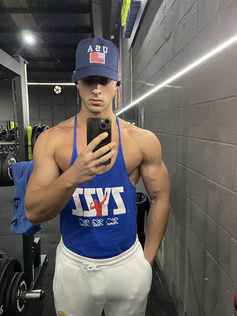 AlphaMasteDan's tweet photo. En el gym, construyendo una versión de mí cada vez más superior mientras tú sigues sin saber qué hacer con tu vida ni con tu pasta.
Haz caso a tu amo. Yo sé perfectamente dónde va cada cosa. https://t.co/zO4XfPaiDa