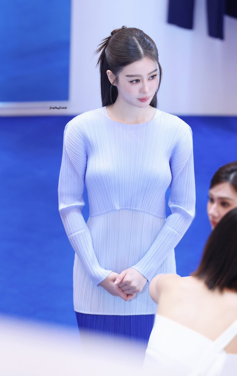 eastern0122's tweet photo. 🤗🤗🤗

BAM AT PLEATS PLEASE ISSEY MIYAKE AZURE COLORS

#PleatsPleaseIsseyMiyakexBam
#EverydaywithPLP
#Bamsaralee #แบมสราลี https://t.co/JPo6dgSrgf