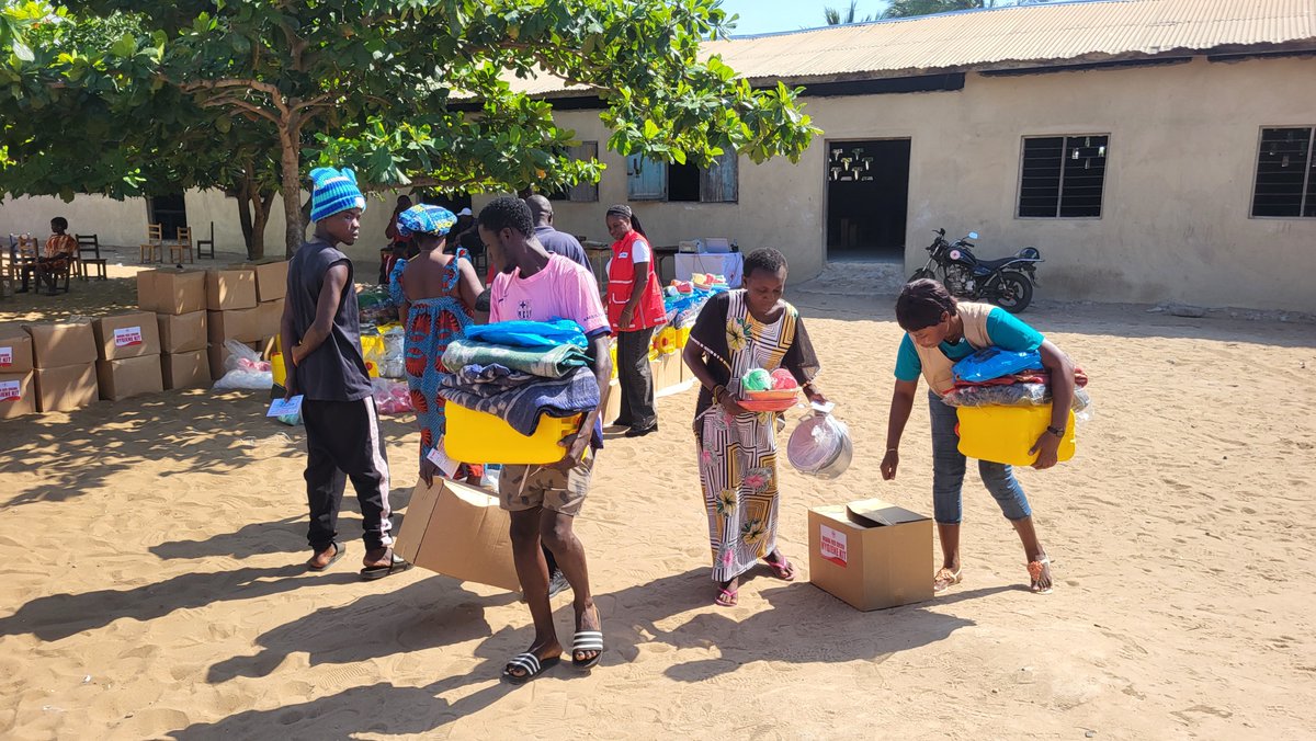 ghanaredcross's tweet photo. Relief distribution in Huime Agordome is underway today. Our teams and volunteers are on the ground delivering aid to those who need it most. 
#GhanaRedCross #HuimeAgordome #HumanitarianAid #RedCrossInAction

@IFRCAfrica
@IFRC_DREF @ifrc @ICRC_Africa @ICRC https://t.co/eqezxS4W6f