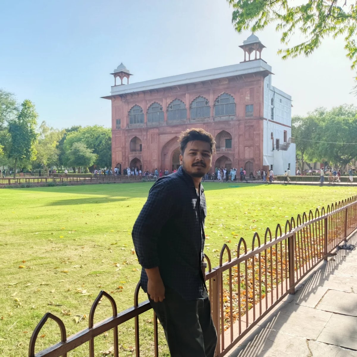 leochiklirow's tweet photo. Where history meets my vibe — Lal Qila moments 🇮🇳🔥

#LalQila #RedFortDelhi #ExploreIndia #HistoricVibes #TravelGram https://t.co/SPVZFAg7WI