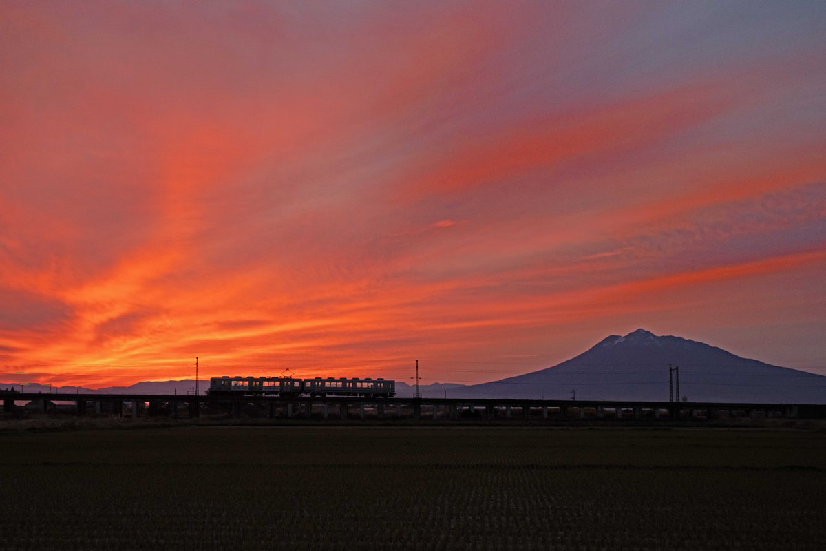 Tamenobu1968's tweet photo. 皆様お疲れさまでした！
昨日は急に飲み会(^^)
今日は先ほどまで働きました
この度 #弘南鉄道 の2027年カレンダーの10月のページに私の写真が採用されました
2025年10月25日撮影の写真です
#岩木山 と急に焼けてきた空
ちょうど電車が来た時📸
明日もよい日に(^^)
では～ツカレナオ―――ス！🇵🇼🇯🇵🇺🇦🇹🇼🍻 https://t.co/AwIwXlV9eL