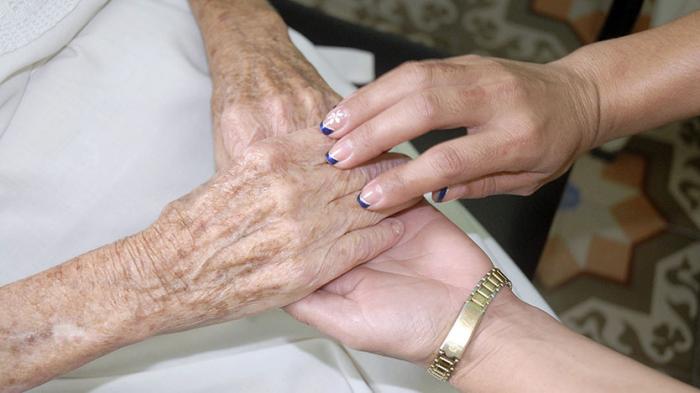 MTSS_CUBA's tweet photo. El servicio de Asistencia Social a Domicilio. La norma responde a los objetivos del Sistema Nacional de Cuidado Integral de la Vida,  elevar el bienestar,  calidad de vida, y la inserción social de adultos mayores y personas en situación de discapacidad que 
requieran cuidados. https://t.co/JExgaMunbz