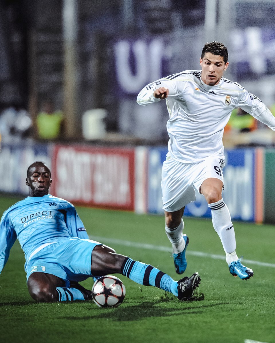OM_Officiel's tweet photo. 🔙 📸 𝟐𝟎𝟎𝟗 : Souleymane Diawara 🇸🇳 🆚 Cristiano Ronaldo 🇵🇹 https://t.co/SMWb21aWwJ