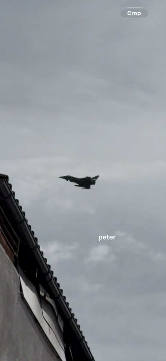 antony67's tweet photo. Entrenamiento de vuelo para el desfile militar del Día Nacional de España,Madrid #Eurofighter #Typhoon #spain #airfoce El Ejército del Aire y del Espacio @EjercitoAire https://t.co/ARH0rNHbpf
