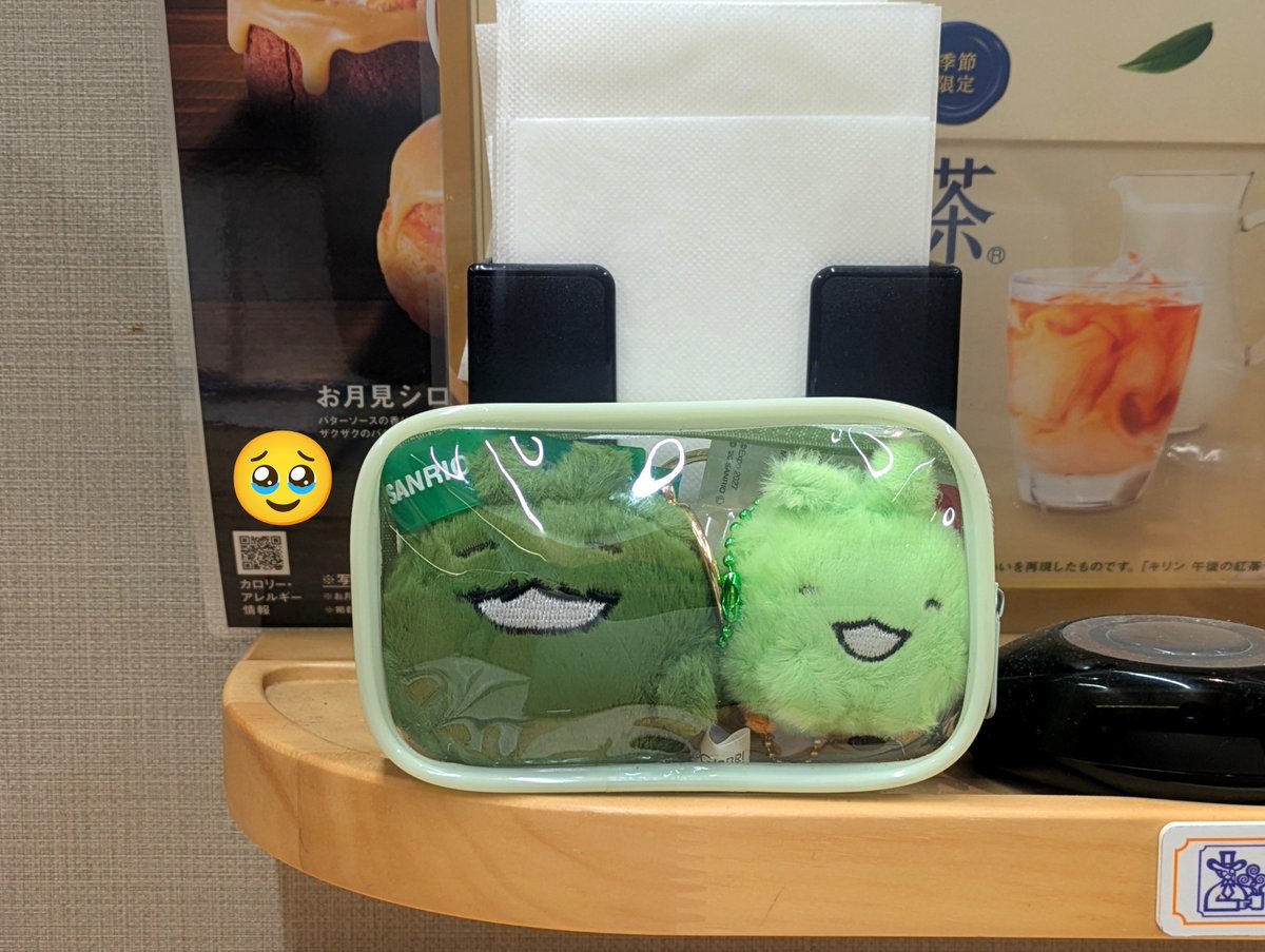 jac3say's tweet photo. かわいいこたちに見守られてさぎょ！ https://t.co/dXy8HNPiat