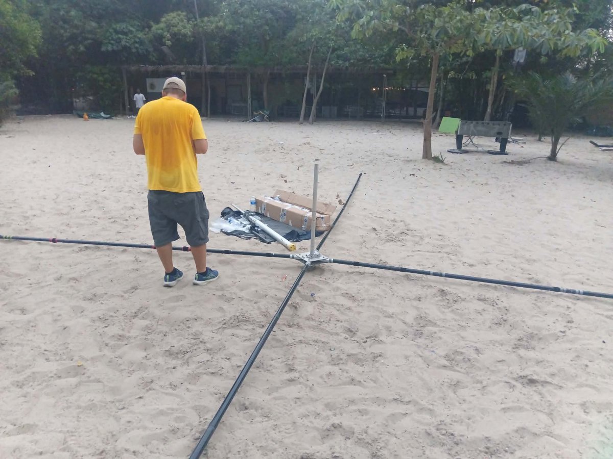 DX_World's tweet photo. Building up antennas at 9T0MD.🔥

Pics by IZ2DPX 👍 https://t.co/V8XIPcQrdO
