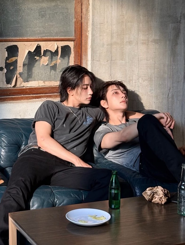 coupchuya's tweet photo. mga galawan ng magjowa sa house parties, nakaakbay habang sinisiksik sa maluwag na couch tapos tatanungin "lasing ka na? uwi na tayo" aaackkckfkk https://t.co/5qLhixuooL