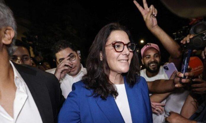 WwaaffaaWafa's tweet photo. امرأة معجونة سياسة… لا مصنوعة على عجل برضا معالي او وزير عربي!

من الانتخابات المحلية، إلى العمل الحزبي، إلى عمادة #مراكش، ثم الوزارة، وصولاً إلى رئاسة #الحكومة المغربية.

لكن القصة ليست أن #امرأة وصلت إلى القمة! القصة في الطريق الذي سمح لها أن تصل!

الطريق الذي سمح لها أن تتعلم، وتنافس، وتخطئ، وتنجح، وتصعد درجة درجة… دون أن يتوقف على رضا احد.

#تمكين المرأة ليس أن تمنحها مقعداً  في القمة، بل أن تبني مؤسسات تفتح لها الطريق كي تصل إليه بكفاءتها وتجربتها.

فالتمكين الحقيقي لا يصنع امرأةً في السلطة… بل يصنع طريقاً تستطيع المرأة أن تصل عبره إلى السلطة.

ألف مبروك للمغرب بفاطمة الزهراء المنصوري، أول امرأة تترأس الحكومة المغربية. 🇲🇦