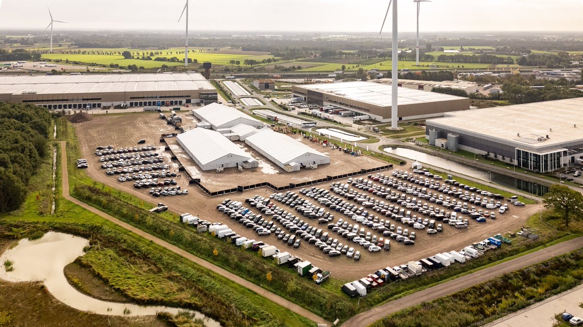 grootgroenplus's tweet photo. GrootGroenPlus vanuit de lucht 😍 Is het geen plaatje?

De beursvloer is vandaag lekker druk. Ben je er vandaag niet bij? Geen probleem, morgen hebben we nog één dag.

#GrootGroenPlus #GrowingTogether https://t.co/Xz7JLtWr0F
