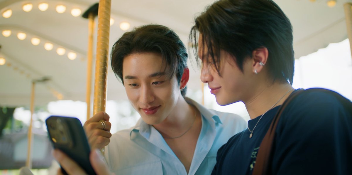 GMMTV's tweet photo. ดีนมอธยิ้มกว้างมาก เที่ยวต่างจังหวัดกับเธอครั้งแรก มวลหวานมากจริง ๆ 🥺💕
#YouManiacSeriesEP6
@Williamjkp1 @EstRvp https://t.co/DSQPQwz3uZ