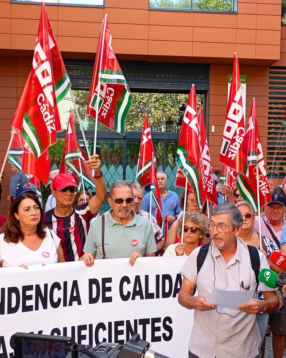 ccoocadiz's tweet photo. #DíaPersonasMayores 👴👉 Esta mañana hemos acompañado a los compañeros y compañeras de #pensionistas de @ccoocadiz para defender otro 1 de octubre los derechos de todas las personas mayores. ¡Dentro hilo! 👇

#DíaDelMayor #pensionesdignas #sanidadpublica #dependencia https://t.co/yx7ZF90VDa