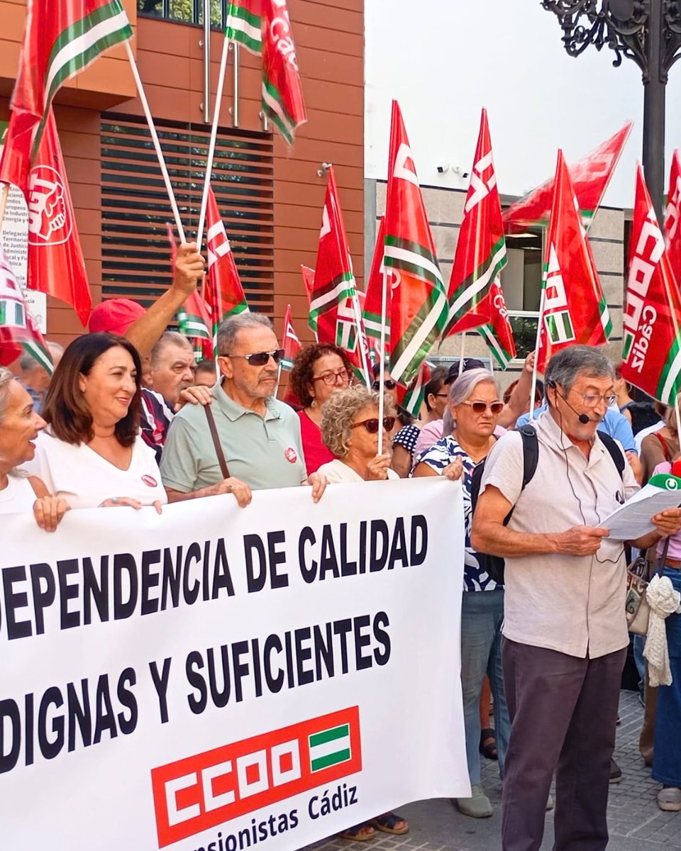 ccoocadiz's tweet photo. #DíaPersonasMayores 👴👉 Esta mañana hemos acompañado a los compañeros y compañeras de #pensionistas de @ccoocadiz para defender otro 1 de octubre los derechos de todas las personas mayores. ¡Dentro hilo! 👇

#DíaDelMayor #pensionesdignas #sanidadpublica #dependencia https://t.co/yx7ZF90VDa