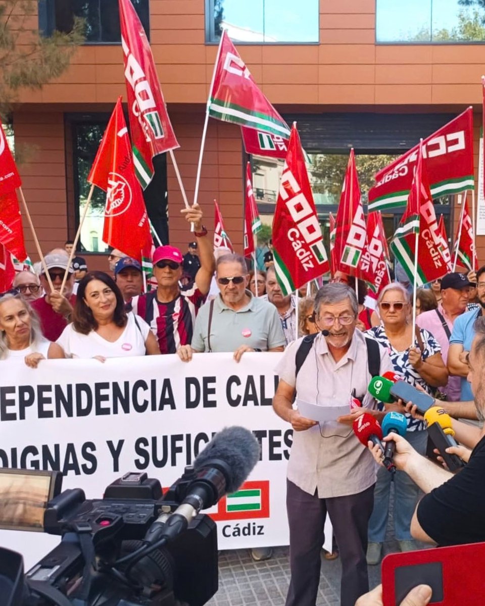 ccoocadiz's tweet photo. #DíaPersonasMayores 👴👉 Esta mañana hemos acompañado a los compañeros y compañeras de #pensionistas de @ccoocadiz para defender otro 1 de octubre los derechos de todas las personas mayores. ¡Dentro hilo! 👇

#DíaDelMayor #pensionesdignas #sanidadpublica #dependencia https://t.co/yx7ZF90VDa