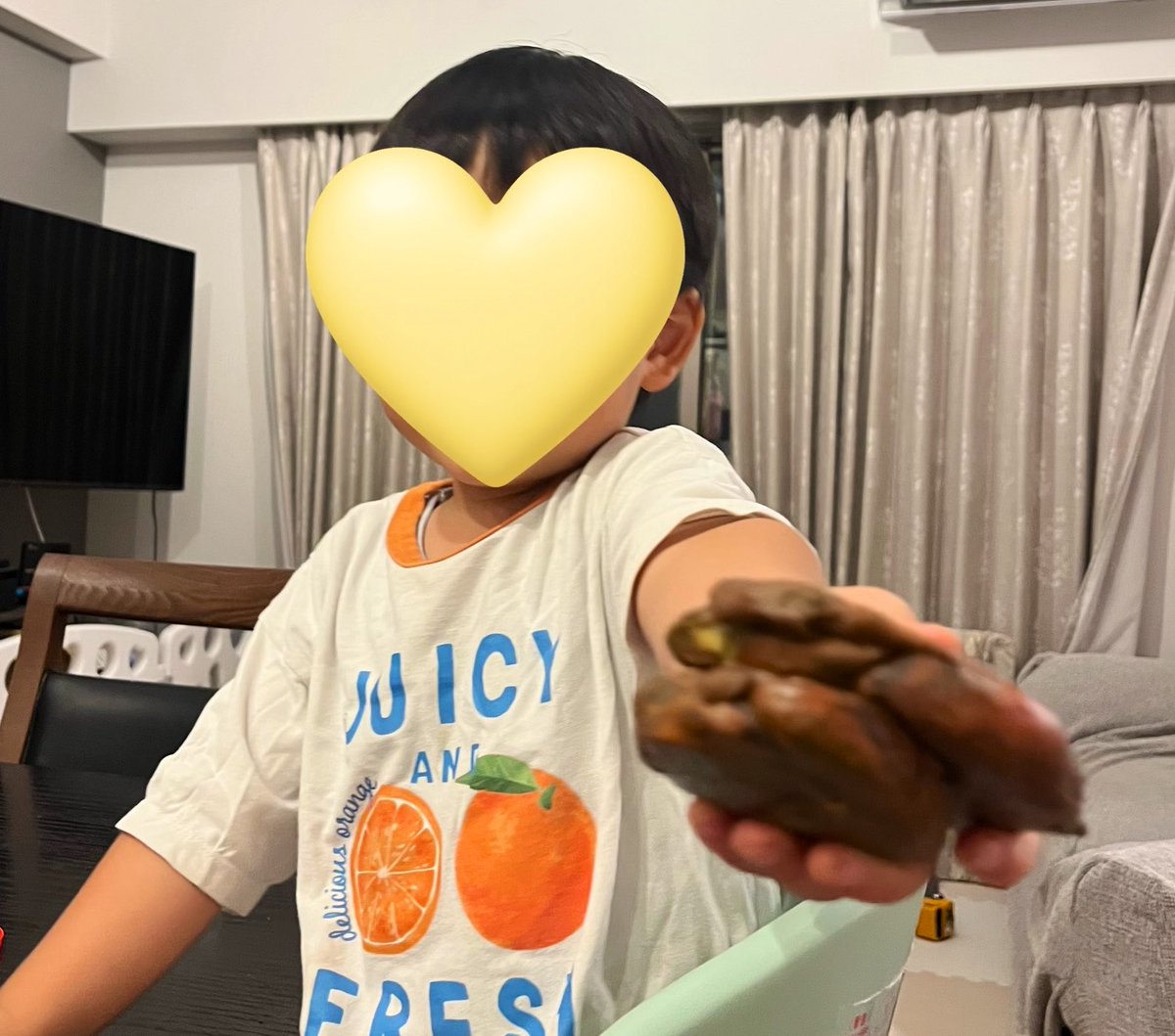achako_ch's tweet photo. いろんな色の粘土を混ぜ合わせて、う◯こを錬成してしまった3歳児 https://t.co/4grZnCmriP