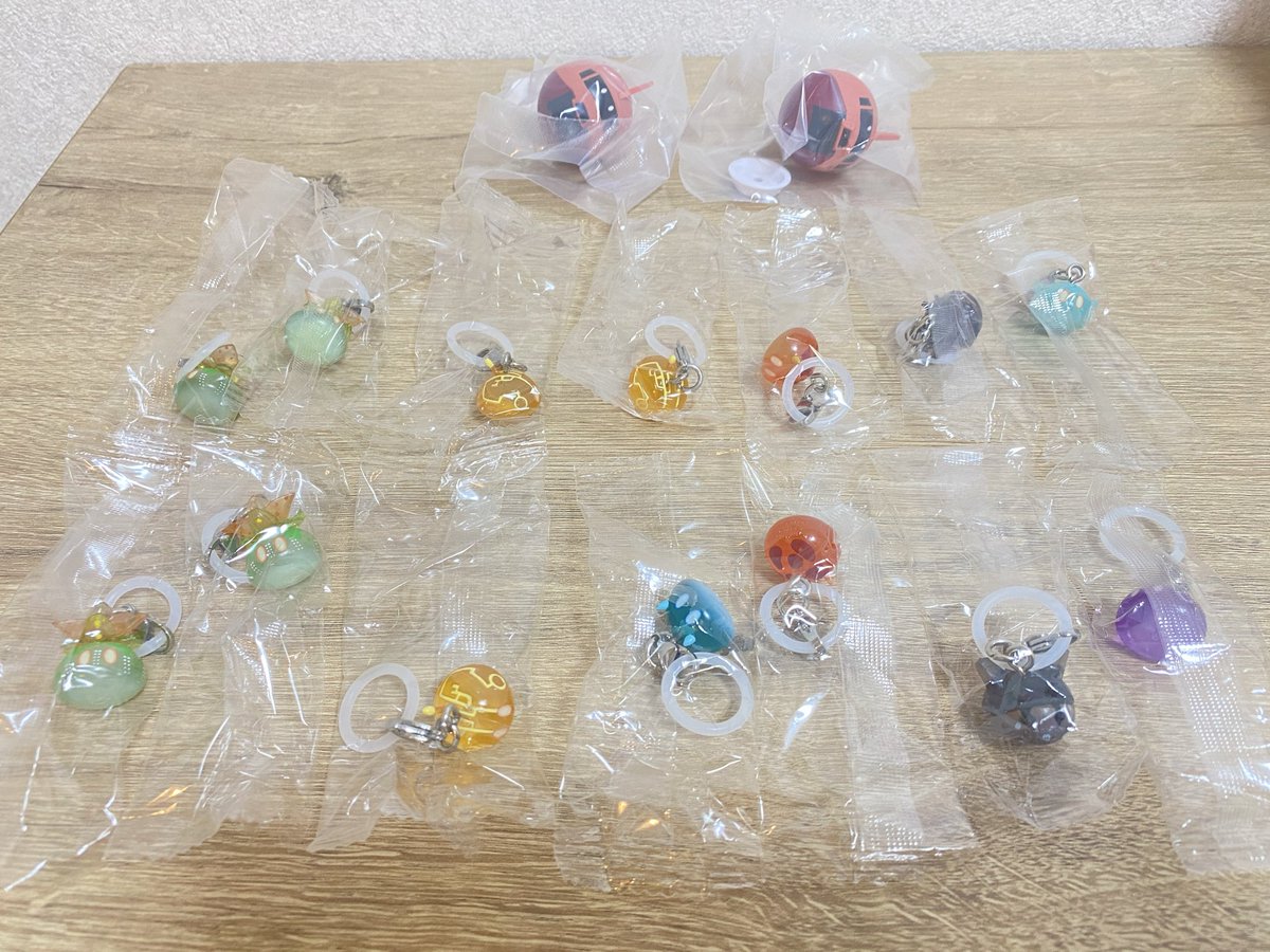 ria_nico2's tweet photo. ガチャ　めじるしアクセサリー　ならぶんです　原神　ガンダムハロ　交換　譲渡

譲】
風スライム1
雷スライム1
変異雷スライム3
岩スライム2
炎スライム2
草スライム4
水スライム1

ハロ　シャア専用ザクⅡ

求】定価＋送料（銀行振り込みのみ）
　　ハロガンダム・Vガンダム

希望重なった場合は→ https://t.co/R3yaJqjr8c