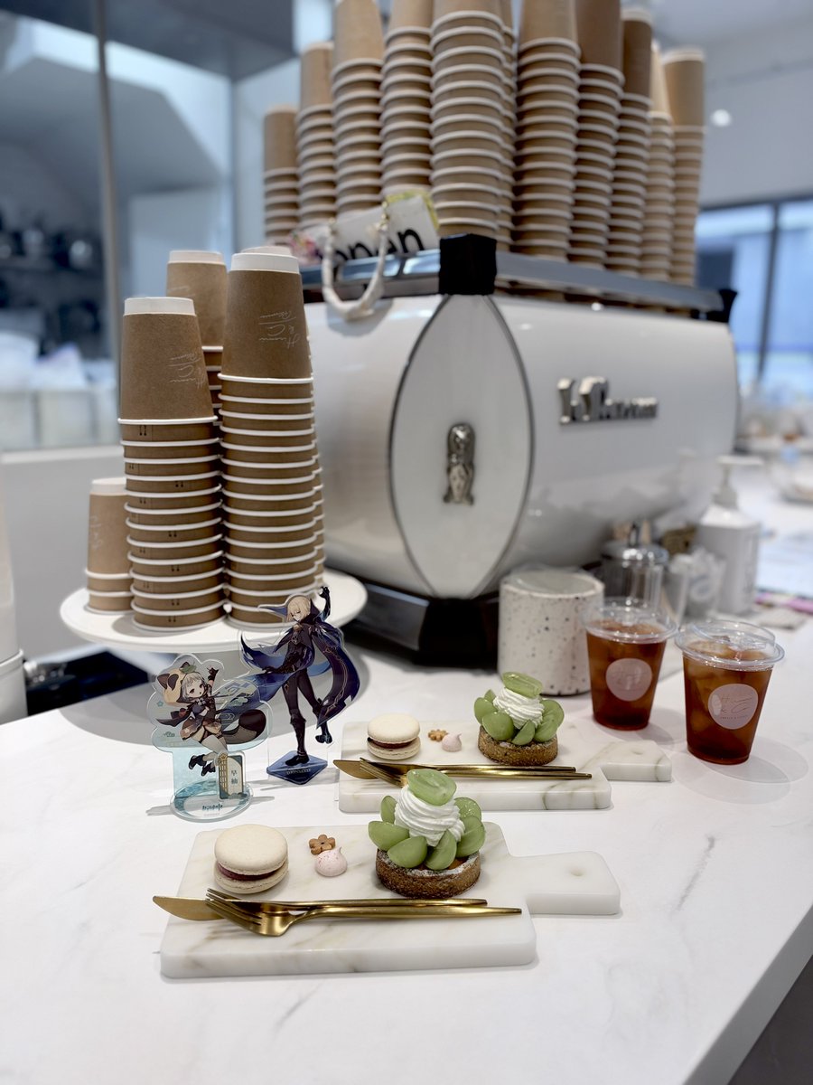S9s1R's tweet photo. 📍Hiromi&amp;Co. （日本橋）

店内が真っ白のカフェ🪄🤍
行った時のタルトはシャインマスカットか
無花果でした💚🍇
ケーキとマカロン、アイスティーで2000円くらいで食べられるのがお得すぎる🤩❗️

営業日は木金土のみで、イートインも
3席だったので予約するのがオススメです🔖 https://t.co/dQsmRJAR85