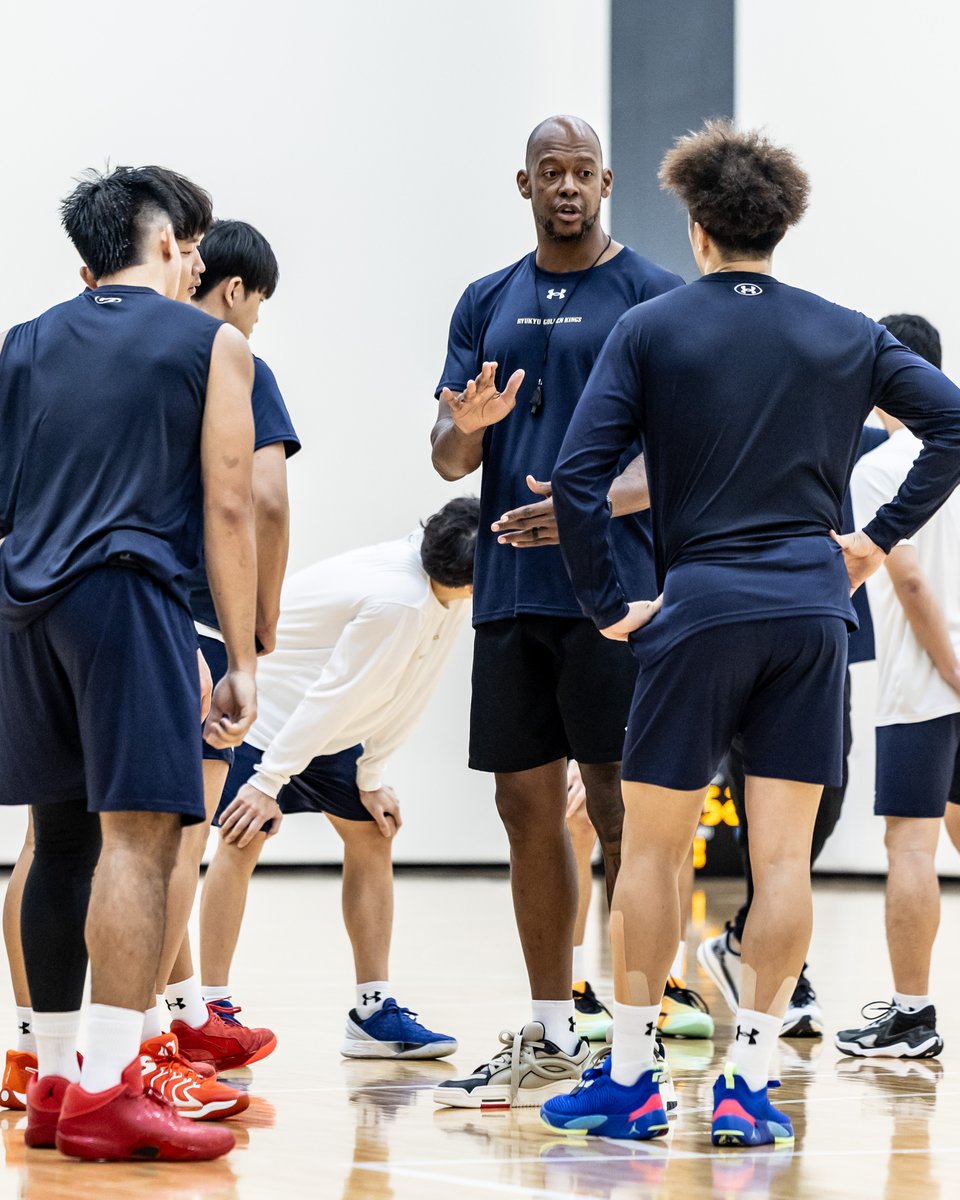 RyukyuKings's tweet photo. ホーム開幕戦まであと1週間！

本日も練習に励み、目の前の一戦一戦に向けて準備を進める選手たち。

いよいよ今シーズンも #沖縄サントリーアリーナ での戦いが始まります。
会場でキングスへの応援をよろしくお願いします！

▽10月のチケット・試合情報はこちら
https://t.co/mxtnvxCNST https://t.co/QY36Xv1fX6