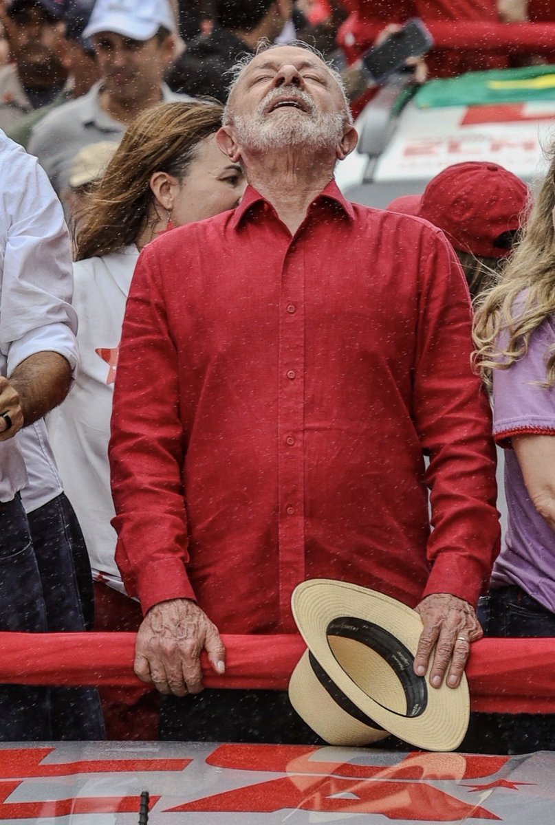 jcardonaerazo's tweet photo. Lula es probablemente el mayor estadista latinoamericano en el mundo y el último gran político del siglo XX que queda activo en la región. 
Su fascinante historia es un resumen del último siglo: nacido en la periferia de su país, obrero metalúrgico, sindicalista, militante del movimiento social brasileño, ideológicamente progresista (oscilando de izquierda al centro), lleva 50 años en el escenario político de su país y fue actor clave en la caída de la era militar brasileña, así como de la creación de un partido, el Partido de los Trabajadores, por el cual fue diputado por primera vez. Ha sido un comprometido activista y orador sobre temas globales, lo que impulsó su carrera a la presidencia. Es el presidente latinoamericano que más personas ha sacado de la pobreza y extrema pobreza: entre 40 y 50 millones según el Banco Mundial. Durante sus primeras dos presidencias el PIB de Brasil creció hasta escalar 7 posiciones en el ranking global (llegó de la 14 a la 7) convirtiéndose en una potencia mundial emergente. Y es el único brasileño en haber sido 3 veces presidente. Ha sobrevidido al cáncer 2 veces y es un destacado referente mundial en temas de lucha contra la desigualdad.
Sus enemigos no pudieron destruirle y está a las puertas de su última batalla que podría ser determinante para la izquierda regional y global: vencer al neofascismo y al trumpismo en un país clave para el continente y para el futuro de la humanidad: Brasil es el mayor pulmón del mundo y una nación cuyo camino al desarrollo podría ser un ejemplo de cómo se puede eliminar la desigualdad en la periferia global.
¿Podrá lograrlo? Lo decidirá el pueblo brasileño.