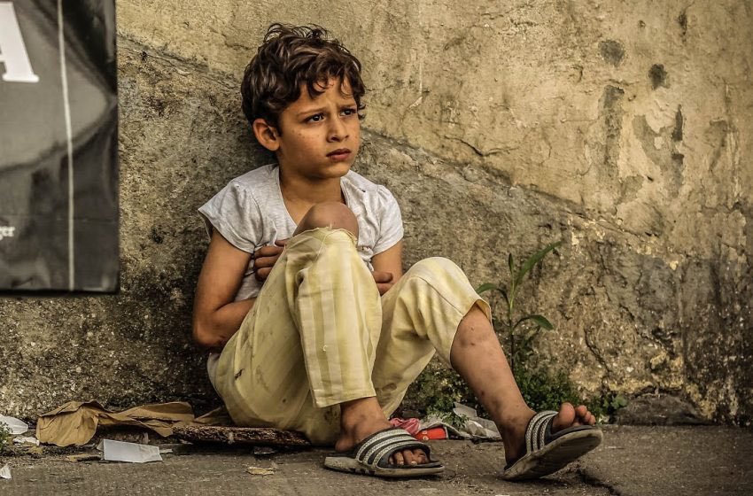srd7e's tweet photo. أكثر شيء يقطع القلب في هالدنيا هو الفقر.. خصوصًا لما تشوف طفل محروم من أبسط أساسيات الحياة، وتشوف أبوه عاجز عن توفير احتياجات أبنائه.. 💔 https://t.co/JhdUNRZlW4