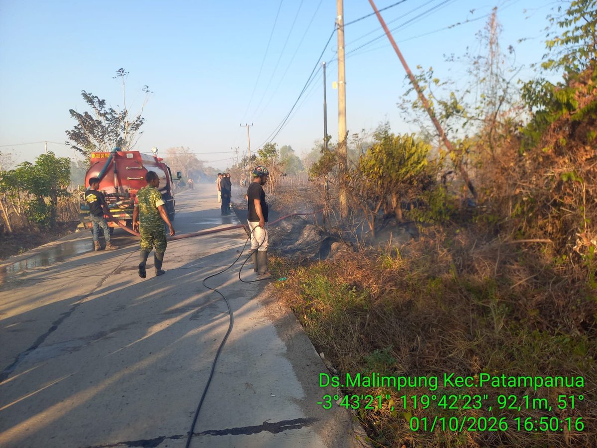 KODIM__1404_PRG's tweet photo. Babinsa, petugas Pemadam Kebakaran (Damkar), serta masyarakat setempat terlihat dalam upaya memadamkan kebakaran lahan kosong yang terjadi di lokasi Tempat Pembuangan Akhir (TPA), Dusun Pajalele, Desa Malimpung, Kec. Patampanua, Kab. Pinrang, Kamis (01/10/2026). https://t.co/PoBLddq904