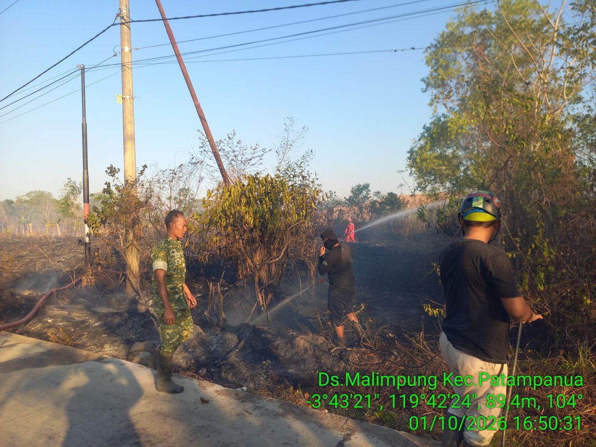 KODIM__1404_PRG's tweet photo. Babinsa, petugas Pemadam Kebakaran (Damkar), serta masyarakat setempat terlihat dalam upaya memadamkan kebakaran lahan kosong yang terjadi di lokasi Tempat Pembuangan Akhir (TPA), Dusun Pajalele, Desa Malimpung, Kec. Patampanua, Kab. Pinrang, Kamis (01/10/2026). https://t.co/PoBLddq904