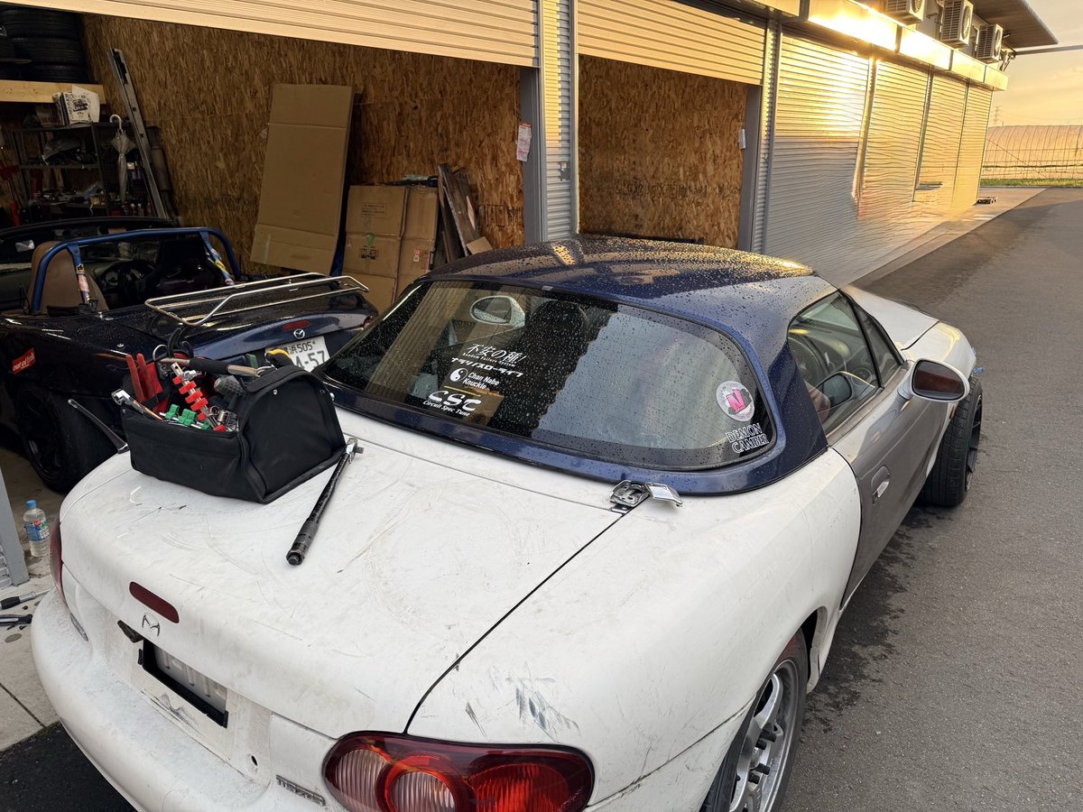 jidoushatounan's tweet photo. 【自動車盗難情報】栃木県塩谷郡高根沢町でマツダ ロードスターの盗難被害がありました！
近隣の方はご注意ください！

■車種：マツダ ロードスター
■日時：2026年9月30日
■被害場所：栃木県塩谷郡高根沢町 上高根沢付近の月極駐車場
■ナンバー：大宮389 ゆ 22
■特徴：NB、一時抹消中の不動車、普段は幌仕様で写真のハードトップは友人の物を仮合わせしただけなので現在は関係ありません。運転席ドアがグレー 、左リアフェンダーにグレーのサフェーサー、バンパーとフェンダーをマスキングテ���プで固定 、運転席に無名の赤いフルバケ。

■オーナー（投稿主）自走できる状態ではないため、積載車・レッカー等で持ち去られた可能性があります。見かけた方、積載車に載せられているのを見た方、近くで不審な動きや搬出を見た方がいましたらDMください。些細な情報でも助かります。
■オーナー（投稿主）連絡先：@yukitiP

詳細URLと拡散用動画はリプ欄です
拡散希望、ご協力お願いします！