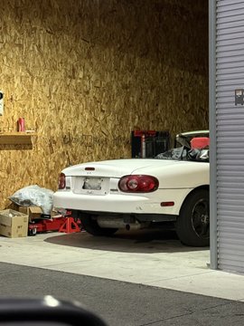 jidoushatounan's tweet photo. 【自動車盗難情報】栃木県塩谷郡高根沢町でマツダ ロードスターの盗難被害がありました！
近隣の方はご注意ください！

■車種：マツダ ロードスター
■日時：2026年9月30日
■被害場所：栃木県塩谷郡高根沢町 上高根沢付近の月極駐車場
■ナンバー：大宮389 ゆ 22
■特徴：NB、一時抹消中の不動車、普段は幌仕様で写真のハードトップは友人の物を仮合わせしただけなので現在は関係ありません。運転席ドアがグレー 、左リアフェンダーにグレーのサフェーサー、バンパーとフェンダーをマスキングテ���プで固定 、運転席に無名の赤いフルバケ。

■オーナー（投稿主）自走できる状態ではないため、積載車・レッカー等で持ち去られた可能性があります。見かけた方、積載車に載せられているのを見た方、近くで不審な動きや搬出を見た方がいましたらDMください。些細な情報でも助かります。
■オーナー（投稿主）連絡先：@yukitiP

詳細URLと拡散用動画はリプ欄です
拡散希望、ご協力お願いします！