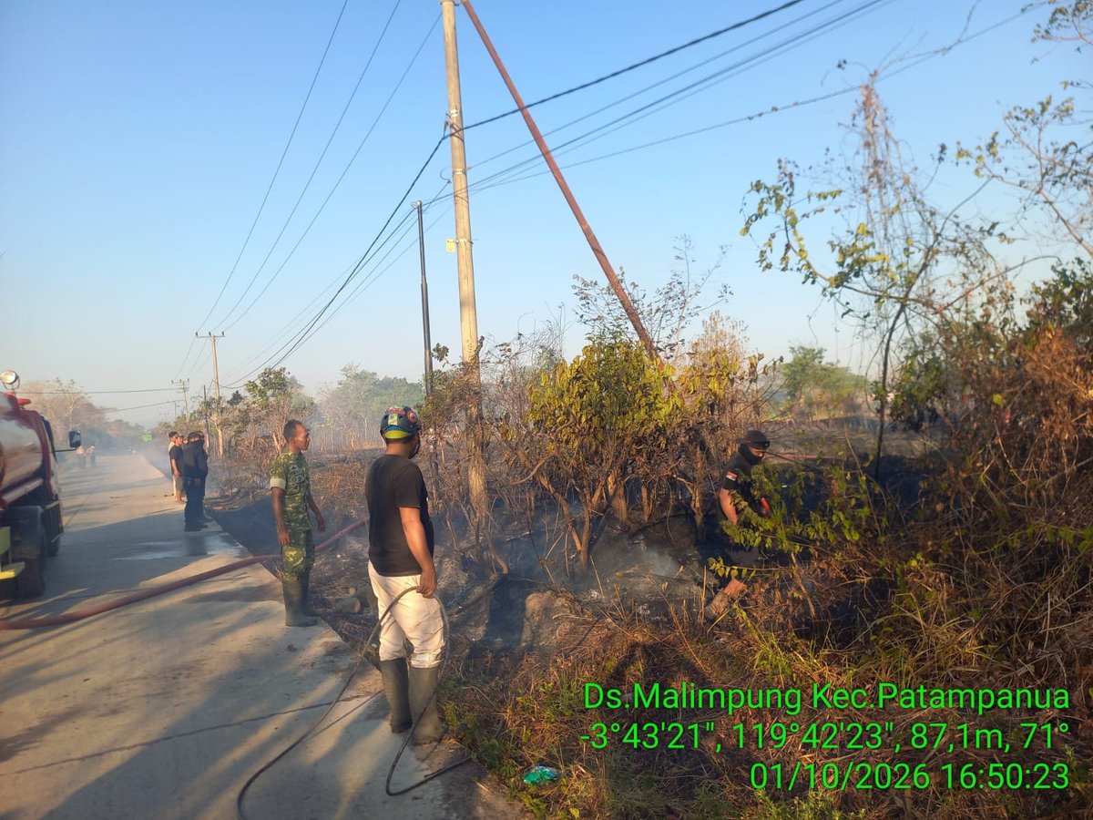 KODIM__1404_PRG's tweet photo. Babinsa, petugas Pemadam Kebakaran (Damkar), serta masyarakat setempat terlihat dalam upaya memadamkan kebakaran lahan kosong yang terjadi di lokasi Tempat Pembuangan Akhir (TPA), Dusun Pajalele, Desa Malimpung, Kec. Patampanua, Kab. Pinrang, Kamis (01/10/2026). https://t.co/PoBLddq904