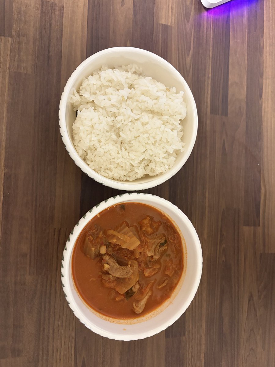 deombuli56933's tweet photo. 오늘 저녁은 직접 만든 김치찌개 https://t.co/oCvw8mgxlg