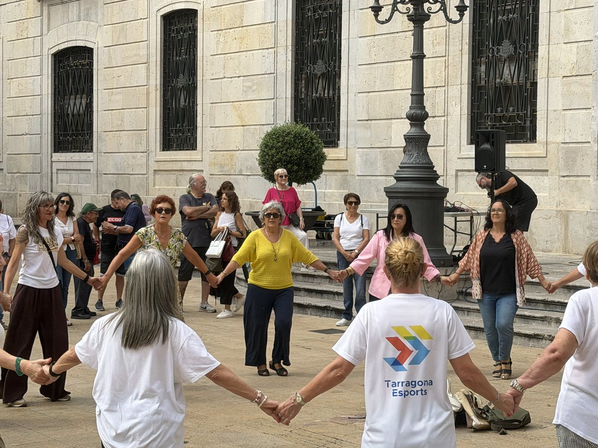 esquerratgn's tweet photo. 🧓✊ Amb més d'1.600.000 persones grans a Catalunya, reivindiquem el seu reconeixement, respecte i valoració dins la nostra societat.

I així ho hem defensat a la lectura del manifest en el seu Dia Mundial. Que envellir NO sigui sinònim de desigualtat.

Per una vida plena de drets!