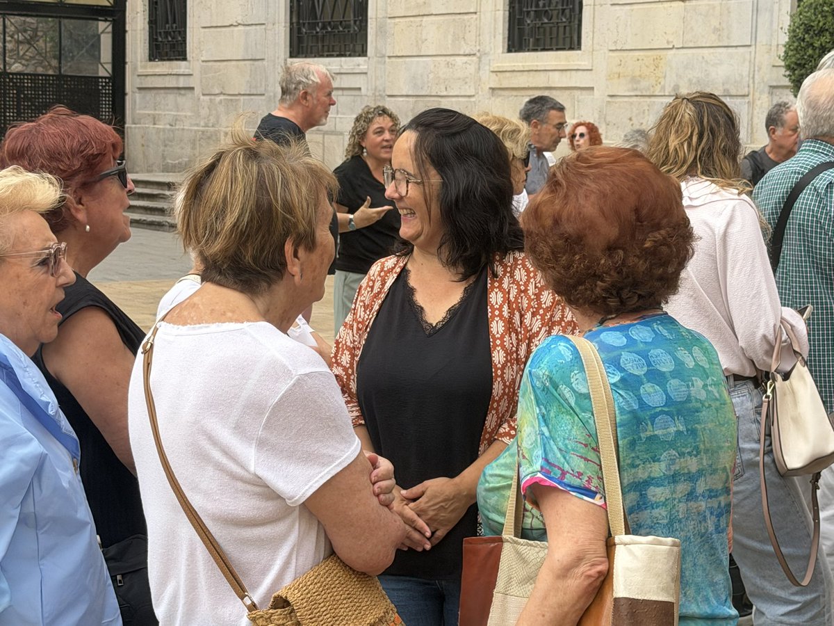 esquerratgn's tweet photo. 🧓✊ Amb més d'1.600.000 persones grans a Catalunya, reivindiquem el seu reconeixement, respecte i valoració dins la nostra societat.

I així ho hem defensat a la lectura del manifest en el seu Dia Mundial. Que envellir NO sigui sinònim de desigualtat.

Per una vida plena de drets!