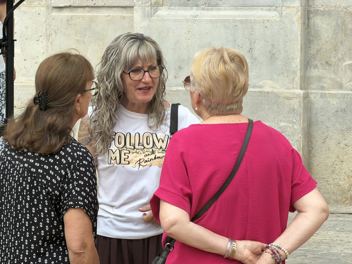 esquerratgn's tweet photo. 🧓✊ Amb més d'1.600.000 persones grans a Catalunya, reivindiquem el seu reconeixement, respecte i valoració dins la nostra societat.

I així ho hem defensat a la lectura del manifest en el seu Dia Mundial. Que envellir NO sigui sinònim de desigualtat.

Per una vida plena de drets!