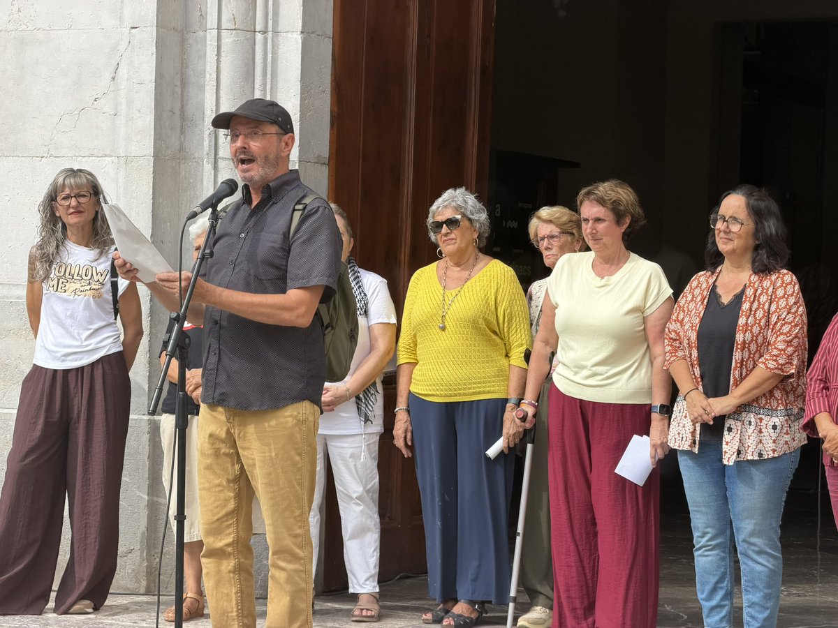 esquerratgn's tweet photo. 🧓✊ Amb més d'1.600.000 persones grans a Catalunya, reivindiquem el seu reconeixement, respecte i valoració dins la nostra societat.

I així ho hem defensat a la lectura del manifest en el seu Dia Mundial. Que envellir NO sigui sinònim de desigualtat.

Per una vida plena de drets!