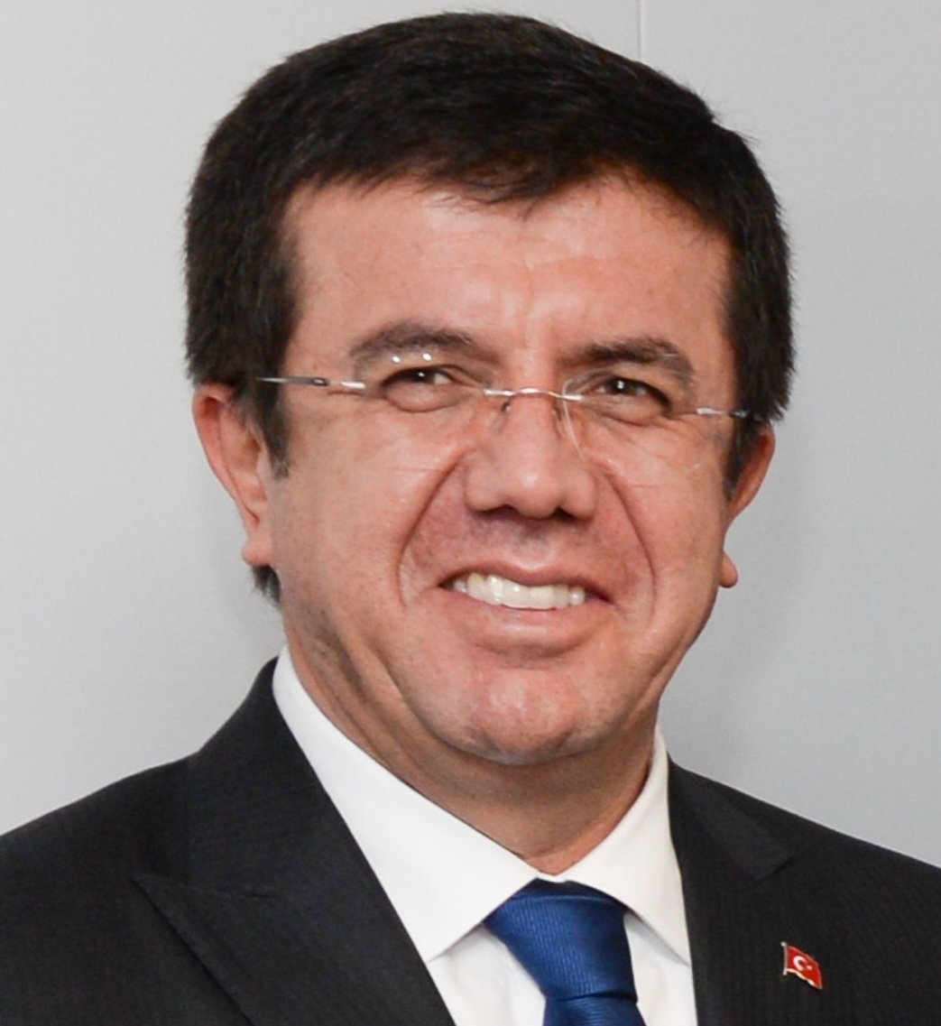sarseven's tweet photo. Ekonomi Bakanı'ydı.
Türkiye'nin eekonomisi ona emanetti.
Aynı zamanda işadamı❗️

Memleketin ekonomiyi en iyi bilmesi gereken kişilerinden❗️
Nihat Zeybekçi elindeki kaynağın tamamını reel sektòre, üretime yönlendirmek varken fona girmiş ve zarar edenler içınde yer almış.
Para kaybetmiş...

Şimdi "Bu işte ihmaller var" diyor.
Yetkilileri zamanında tedbir almamakla suçluyor❗️

Bu tablonun neresinden tutarsınız❓️