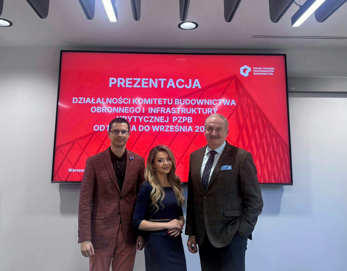 _PZPB's tweet photo. 🛡️Silny krajowy sektor budowlany jest bardzo ważnym elementem bezpieczeństwa i odporności państwa.

 Za nami kolejne posiedzenie Komitetu Budownictwa Obronnego i Infrastruktury Krytycznej @_PZPB. Od momentu powstania, pod przewodnictwem Andrzeja Wrony, komitet aktywnie działa na rzecz wsparcia firm członkowskich PZPB w zakresie realizacji zadań inwestycyjnych na rzecz obronności kraju oraz ochrony ludności i obrony cywilnej. W skład KBOiIK wchodzi ponad 40 firm głównie profilu budowlanego.  
Powakacyjne spotkanie rozpoczęliśmy od przeglądu tego, co udało się zrobić od marca do września. W kwietniu odbyło się spotkanie poświęcone realizacji inwestycji w obszarze ochrony ludności i obrony cywilnej, na którym jednostki organizacyjne #MSWiA przedstawiły plany inwestycyjne na najbliższe lata. 
Efektywnym spotkaniem w czerwcu b.r. było omówienie zapisów finansowych w kontraktach z inwestorami wojskowymi- Infrastruktura IwspSZ, RZI, TOL oraz AMW, korzystając z doświadczeń firm energetycznych @pse_pl , @OrlenTermika , @Grupa_PGE  Dystrybucja, @Grupa_Enea Operator, @TauronPE  Cieplo S.A., zorganizowane przez Prezydium KBOiIK oraz Komitet Energii PZPB. KBOiIK był również obecny na wielu wydarzeniach branżowych, gdzie podnosiliśmy temat gotowości polskiego sektora budowlanego do realizacji inwestycji obronnych na rzecz rozwoju infrastruktury, która jest fundamentem odporności Państwa.  
Każdorazowo przedstawiane są oczekiwania branży od inwestorów @MON_GOV_PL  i @MSWiA_GOV_PL  oraz @MAPGOVPL  w zakresie współpracy z wykonawcami na wszystkich etapach procesu inwestycyjnego.  Po sześciu miesiącach kierunek jest jasny ➡️budujemy stały kanał dialogu między rynkiem wykonawczym a administracją i inwestorami, tak aby doświadczenia firm przekładały się na konkretne rekomendacje i lepsze warunki realizacji inwestycji, partnerskie podejście oraz pełne zaufanie. Podczas wczorajszego posiedzenia komitetu rozmawialiśmy także o strategii komunikacji.  
Dla KBOiIK kluczowe jest, aby rozmowa o odporności państwa oprócz zakupów sprzętu i uzbrojenia, poświęcona była w dużej mierze rozbudowie infrastruktury, w tym zdolnościach projektowych, wykonawczych polskich firm i ich gotowości do realizacji strategicznych zadań inwestycyjnych. 
W agendzie znalazły się również zagadnienia przygotowania do Kongres Budownictwa Polskiego, podczas którego zostanie zorganizowany Okrągły stół „Bezpieczne państwo - odporna infrastruktura.  Ważnym wątkiem spotkania były też propozycje dalszych działań zgłaszane przez członków Komitetu, https://t.co/HzhWo18xQs. współpraca z @PGZ_pl , kwestie realizacji inwestycji na terenach zamkniętych, regulacje dotyczące obiektów zbiorowej ochrony oraz śledzenie i bieżące rozwiązywanie kwestii prawnych i problemów wykonawczych pojawiających się przy realizacji inwestycji związanych z bezpieczeństwem państwa.