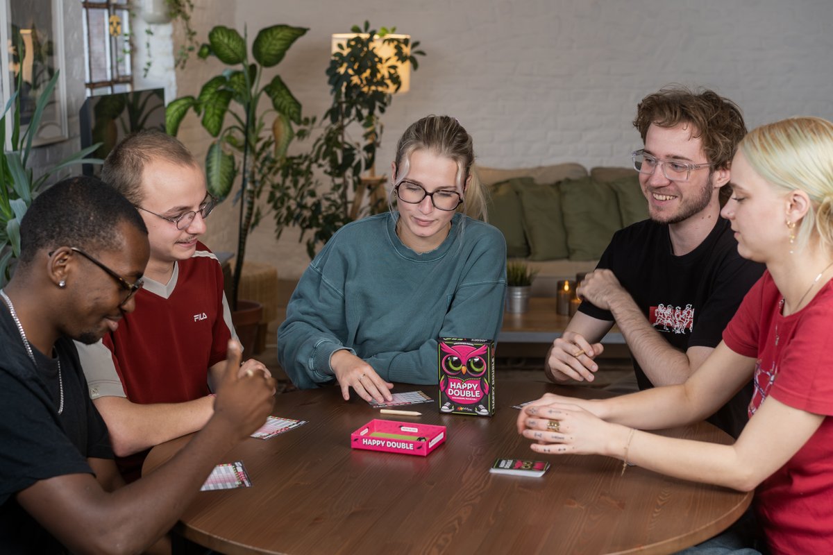 Gigamic's tweet photo. 🎲 Tu connais Happy Double ?

Le principe est simple : lance les dés et accumule un max de points... sans jamais obtenir deux fois le même résultat dans une manche !

Alors, tu tentes encore un lancer ou tu t’arrêtes là ? 👀 https://t.co/eSjHebaZFu