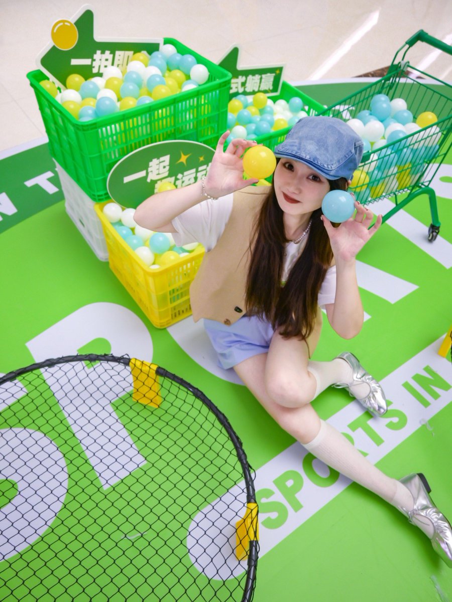 RangerDuneghua's tweet photo. Tried the new seamless 3D walk-in shopping experience at the city’s downtown flagship store—no more scrolling or guessing sizes, just moving through digital spaces to test real products. Total game-changer!， https://t.co/qlX17l1bVA