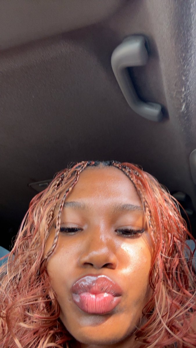 eveforevil's tweet photo. Happy new month everyone, kisses to y’all🥺💋 https://t.co/7WH7C1UGEJ