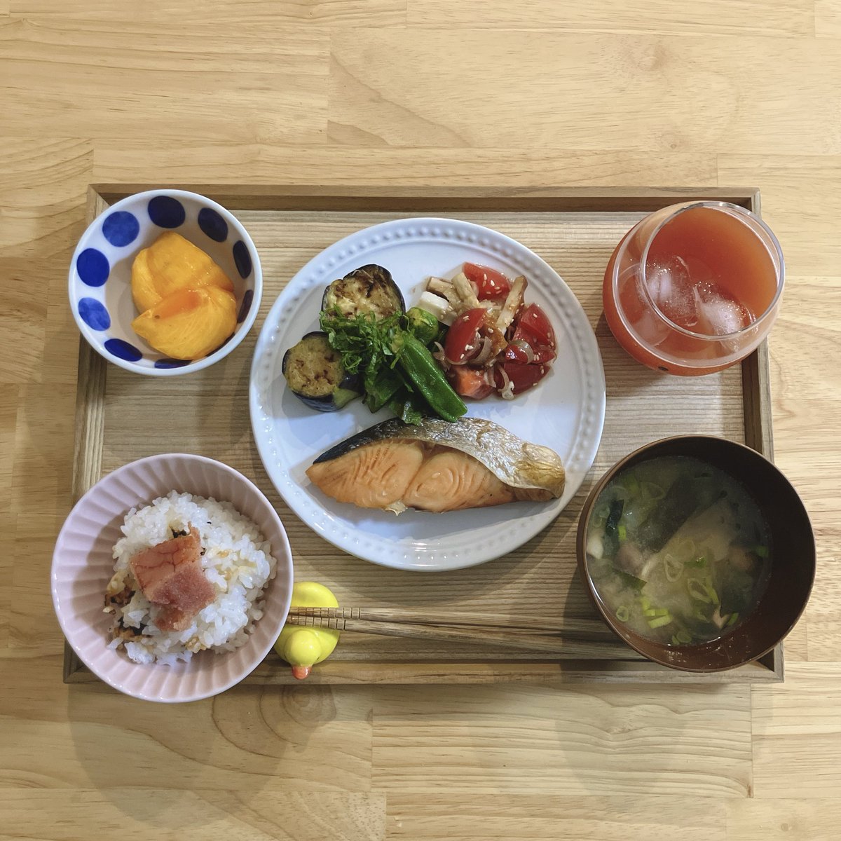 Yuuczs's tweet photo. 夜ごはん🍙
鍋炊きごはん(明太子)
焼き鮭
ナスオクラ焼き浸し
トマトちくわ薬味和え
シメジワカメ玉ネギお味噌汁
柿
炭酸トマトジュース
#料理記録　#おうちごはん https://t.co/S9gPiNx3xB