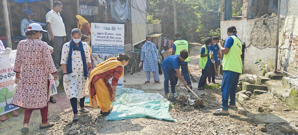 nac_aska1's tweet photo. "Ek Din Ek Ghanta Ek Sath"-Mass Cleanliness Drive is conducted at Biju Pattanaik Chaka,Ward No -01 in presence of Chairperson, Executive Officer and other Govt.Staff 
Badhayen Hath Kare Safai Sath.#SwachhataHiSeva2026 @SwachhBharatGov 
@swachhbharat 
@HUDDeptOdisha 
@MoHUA_India https://t.co/rDKVh3TSxe