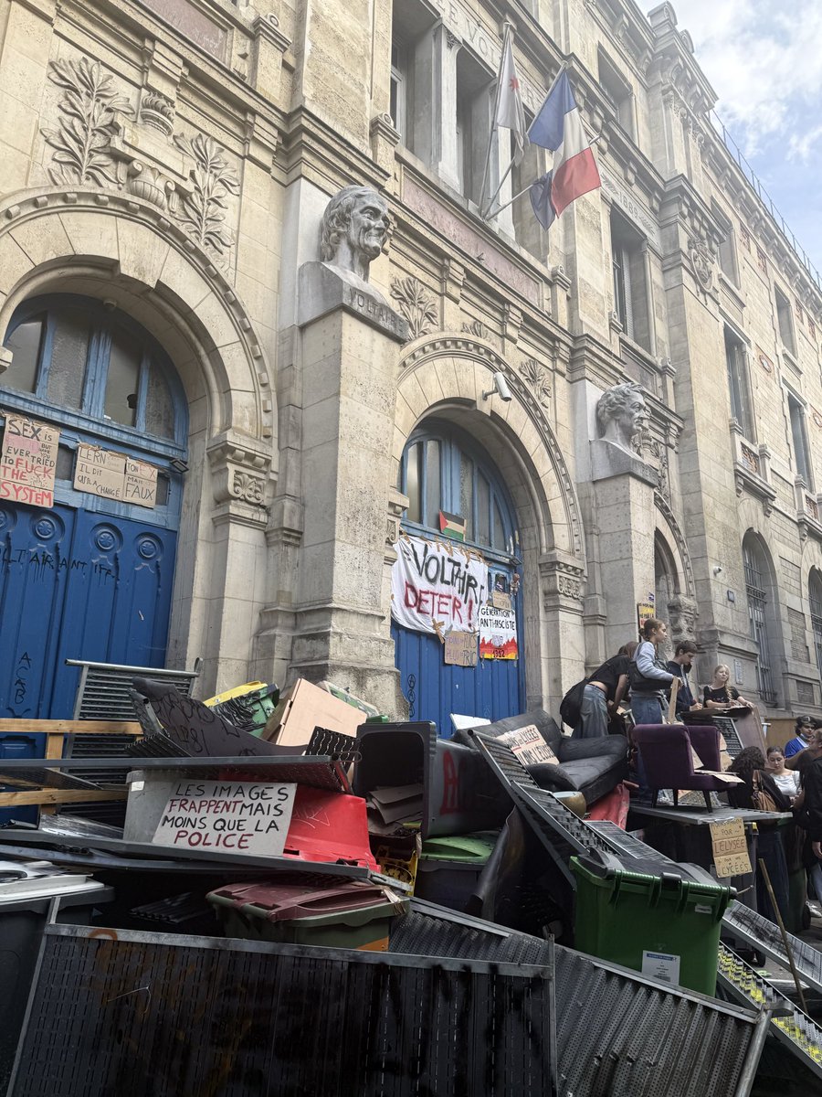 HugoHBD's tweet photo. En direct du lycée Voltaire à Paris. Énorme barricade. Déjà 50h de révision en moins que le chinois moyen sur la semaine 
Ça va pas relever la France https://t.co/Jluz5FaMFT