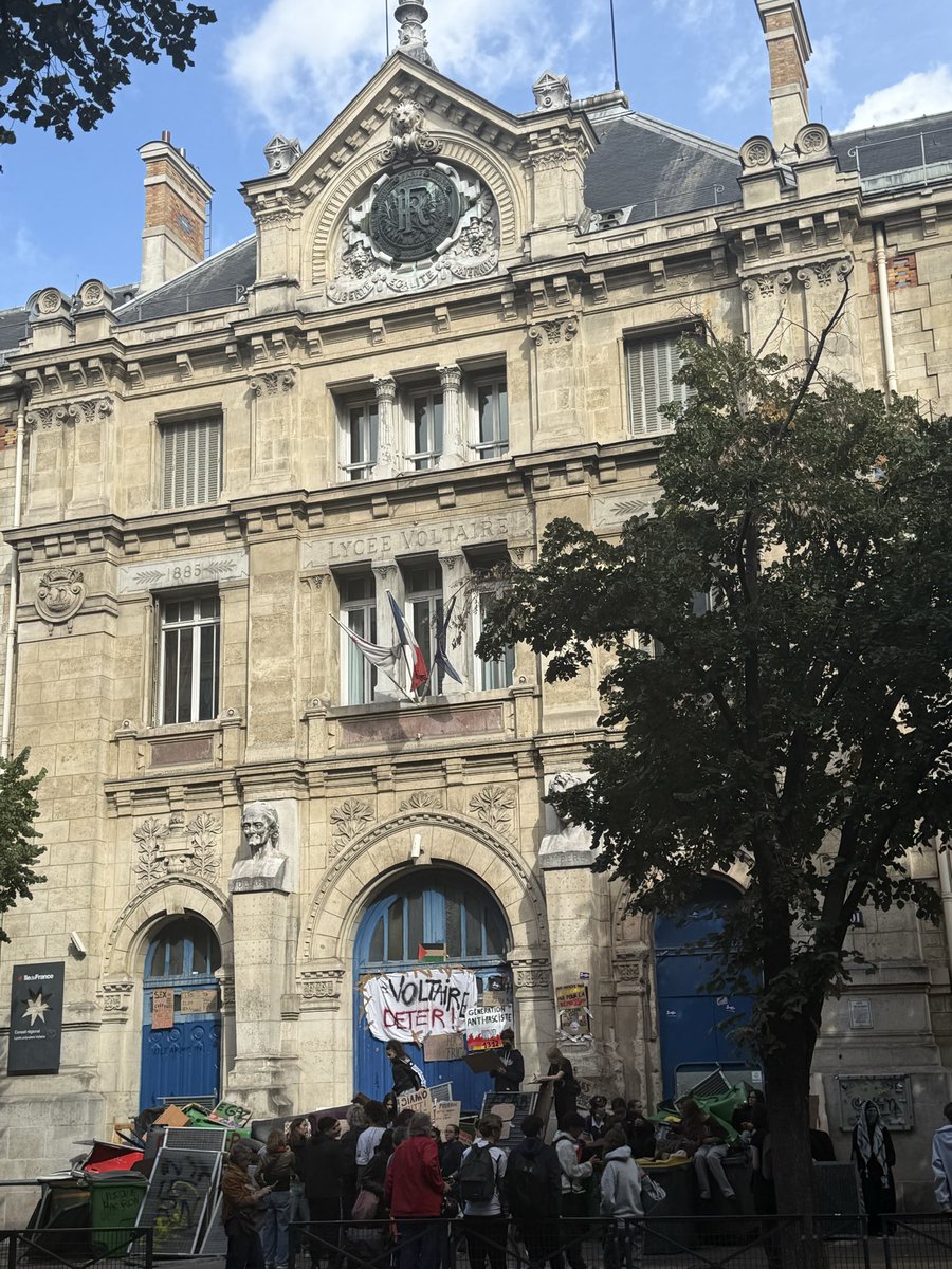 HugoHBD's tweet photo. En direct du lycée Voltaire à Paris. Énorme barricade. Déjà 50h de révision en moins que le chinois moyen sur la semaine 
Ça va pas relever la France https://t.co/Jluz5FaMFT