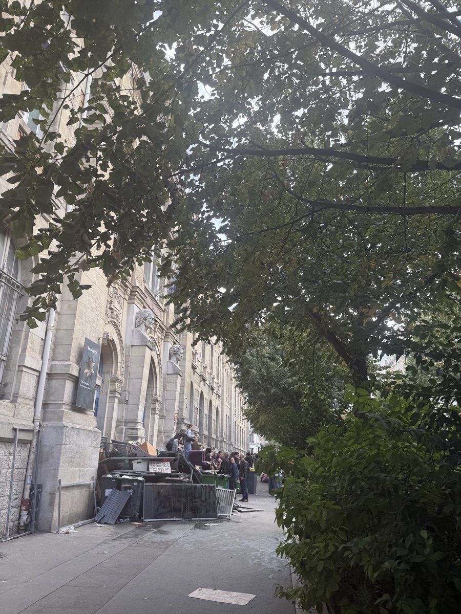 HugoHBD's tweet photo. En direct du lycée Voltaire à Paris. Énorme barricade. Déjà 50h de révision en moins que le chinois moyen sur la semaine 
Ça va pas relever la France https://t.co/Jluz5FaMFT