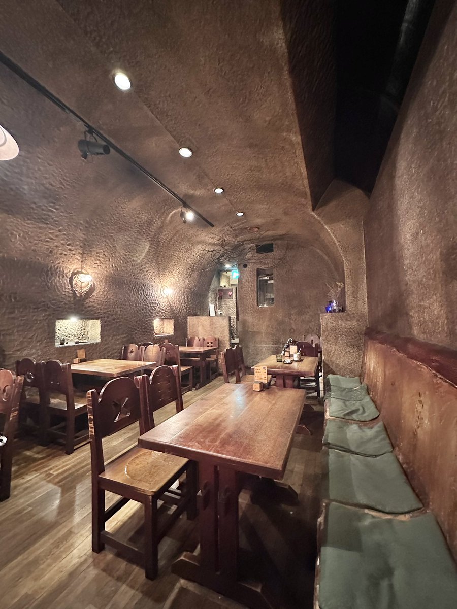 Chaka_tosn's tweet photo. ｳﾝ十年前(学生時代)に行ったカフェ☕️
当時からレトロな雰囲気だったけど、昨年雑誌で紹介されていてまだあるんだ！と再訪したかったのですが、今日やっと行けました

穴ぐらみたいなお店自体が手作りで凝ってます
椅子の背もたれのデザインも全部違っていました https://t.co/dG4Eh7qTyR