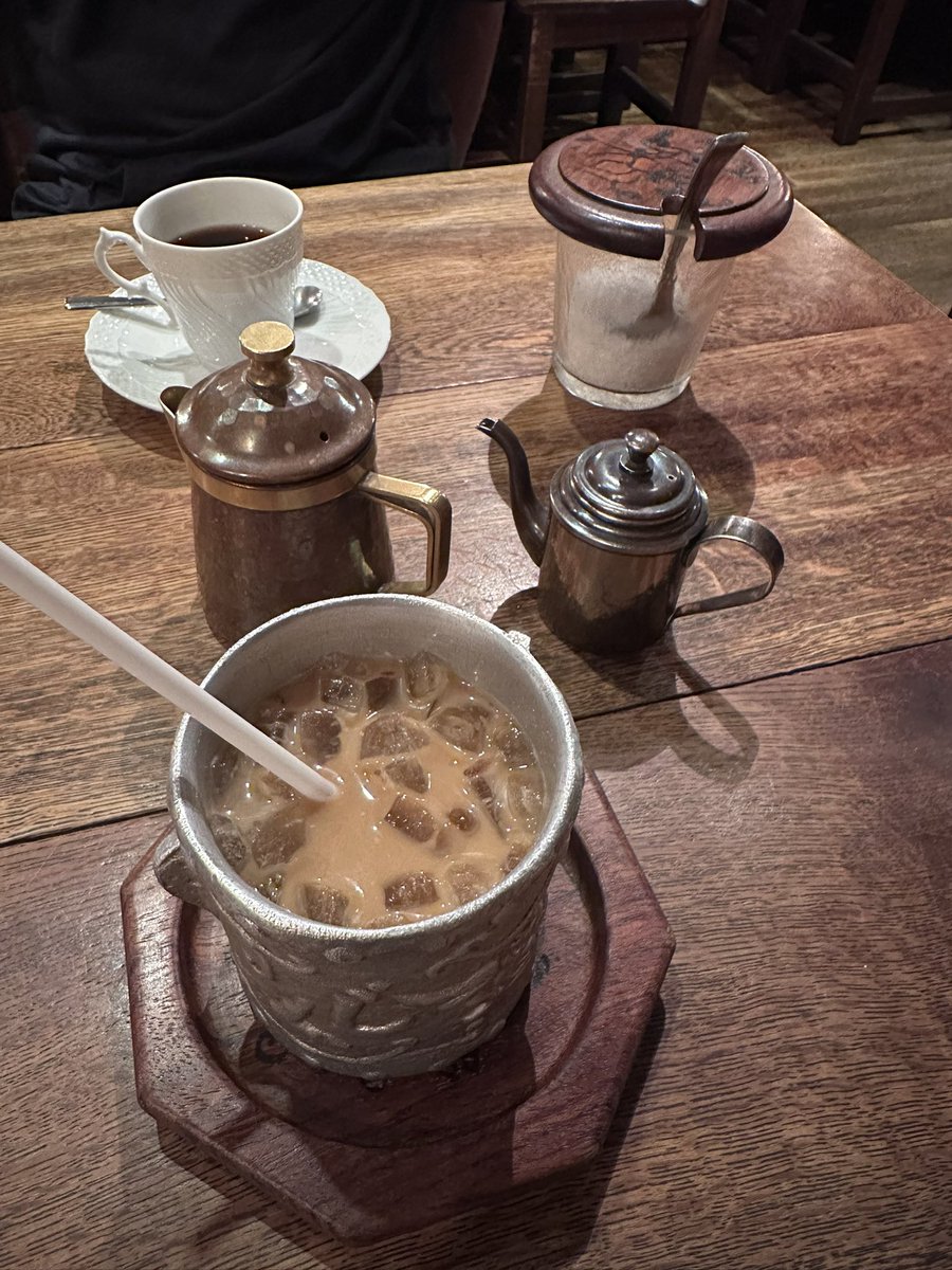 Chaka_tosn's tweet photo. ｳﾝ十年前(学生時代)に行ったカフェ☕️
当時からレトロな雰囲気だったけど、昨年雑誌で紹介されていてまだあるんだ！と再訪したかったのですが、今日やっと行けました

穴ぐらみたいなお店自体が手作りで凝ってます
椅子の背もたれのデザインも全部違っていました https://t.co/dG4Eh7qTyR