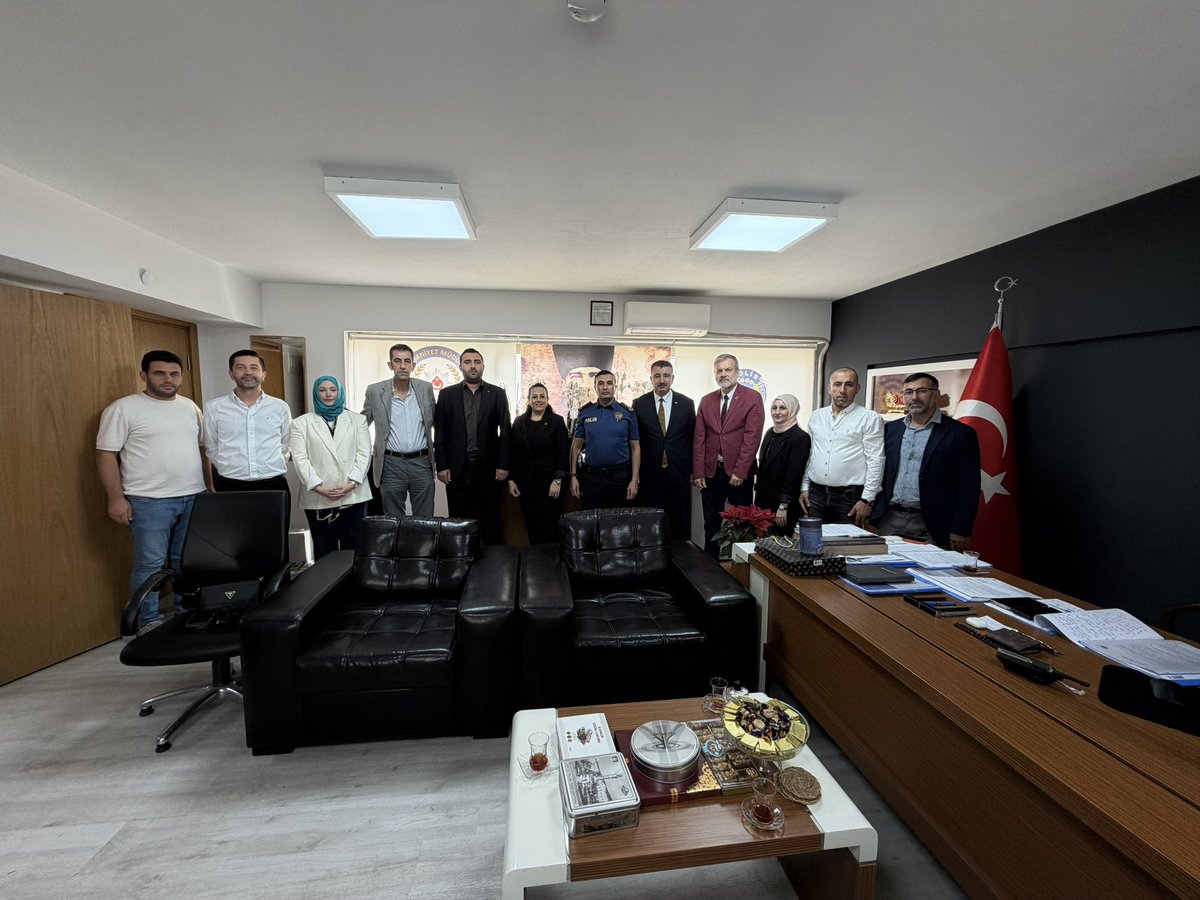 SAITBASDAS's tweet photo. 📍 Konak

Konak İlçe Emniyet Müdürlüğü görevine atanan Sayın Recai Güvenateş’i makamında ziyaret ederek yeni görevinin hayırlı olması temennisinde bulunduk.

Konak’ımızın huzuru ve güvenliği için fedakârca görev yapan tüm emniyet teşkilatımıza çalışmalarında kolaylıklar diliyor; Sayın Müdürümüze nazik ev sahipliği için teşekkür ediyor, yeni görevinde başarılar diliyorum. 🇹🇷